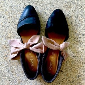 TOMS. Black and beige flats!